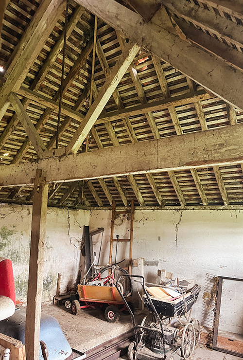 Grade II listed outhouse, planning permission approved for conversion to artist workshop and store, interior